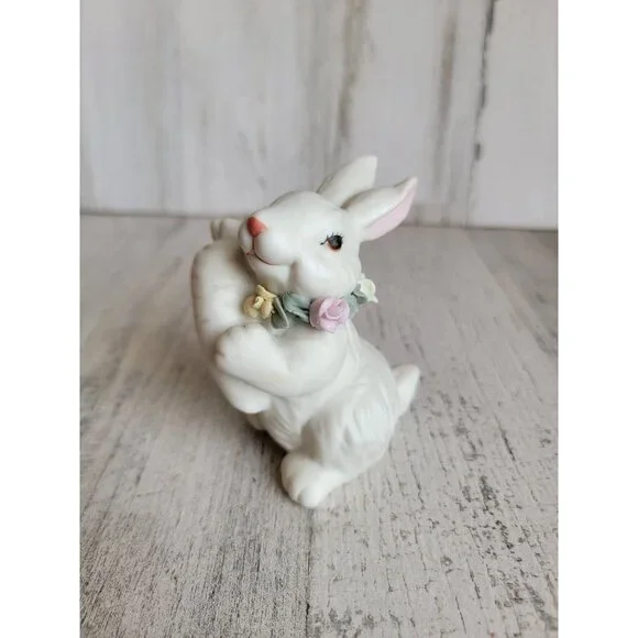 White ceramic rabbit carrot Easter Bunny flowering - Picture 1 of 7